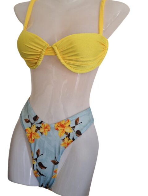 Gelber Bikini mit tiefem Ausschnitt und bedrucktem Bikiniunterteil.