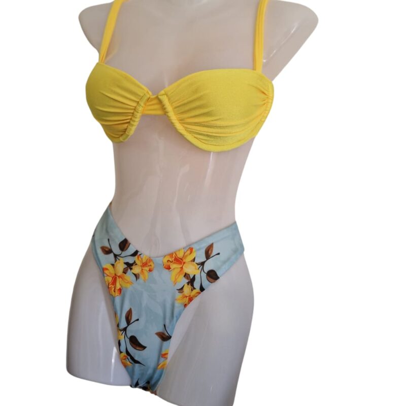 Gelber Bikini mit tiefem Ausschnitt und bedrucktem Bikiniunterteil.