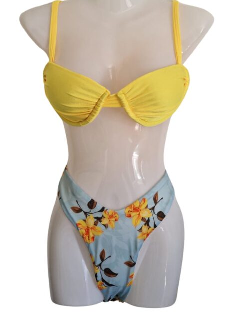 Gelber Bikini mit Blumendruck. Handgefertigt.