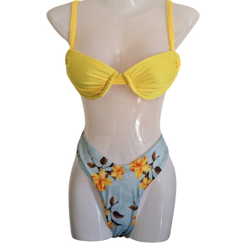 Gelber Bikini mit Blumendruck. Handgefertigt.