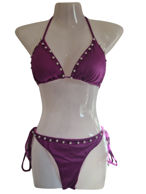 Lila Bikini mit Perlen verziert, handgefertigt. Hilft, eine bessere Bräune zu erreichen.