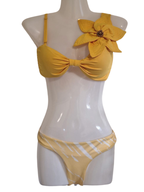 Gelber Bikini mit handgefertigter Blumendekoration.