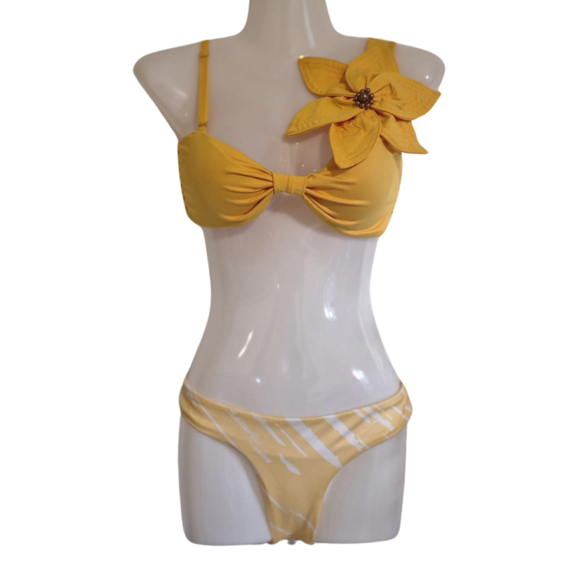 Gelber Bikini mit handgefertigter Blumendekoration.