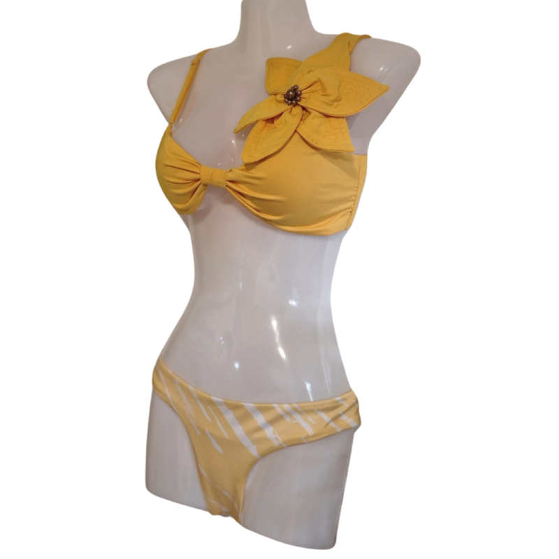 Gelber Bikini mit handgefertigter Blumendekoration