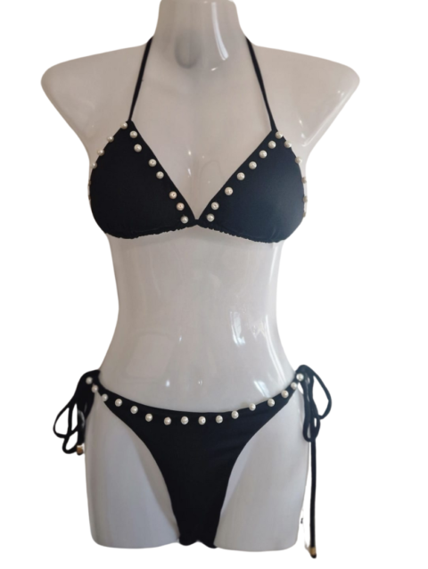 Schwarzer, mit Perlen besetzter Bikini.