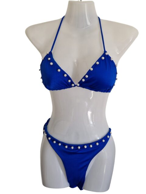 Blauer Bikini mit weissen Perlen.