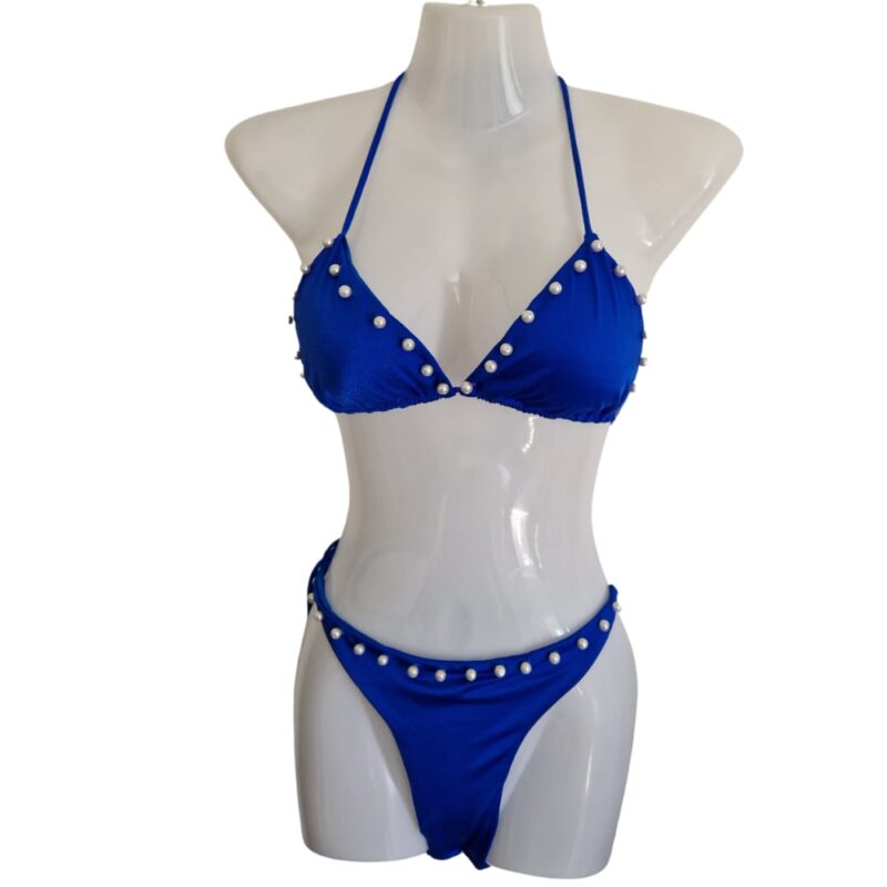 Blauer Bikini mit weissen Perlen.