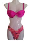 Rosa Bikini mit tiefem Ausschnitt und String mit Blumenmuster. Perfekt für eine schöne Bräune.
