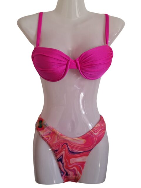 Rosa Bikini mit tiefem Ausschnitt und String mit Blumenmuster. Perfekt für eine schöne Bräune.