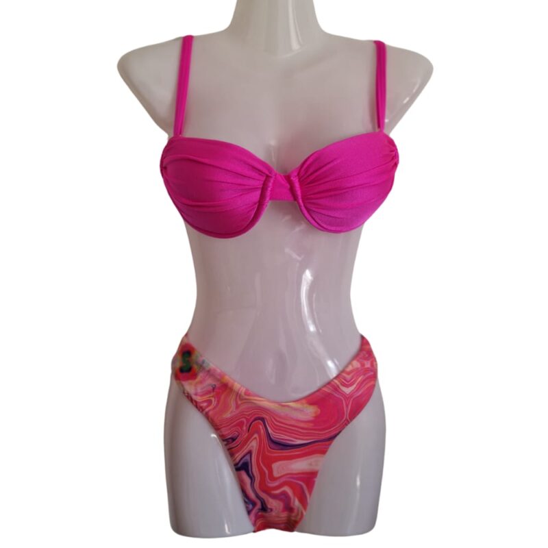 Rosa Bikini mit tiefem Ausschnitt und String mit Blumenmuster. Perfekt für eine schöne Bräune.