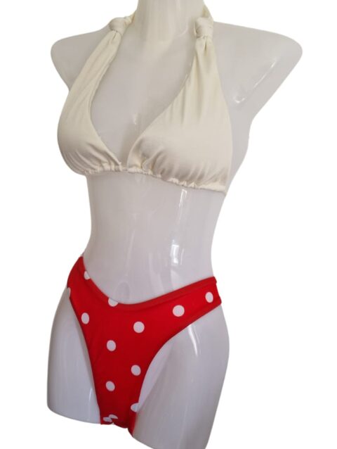 Bikini mit beige Oberteil und rotem Tanga mit weissen Punkten.