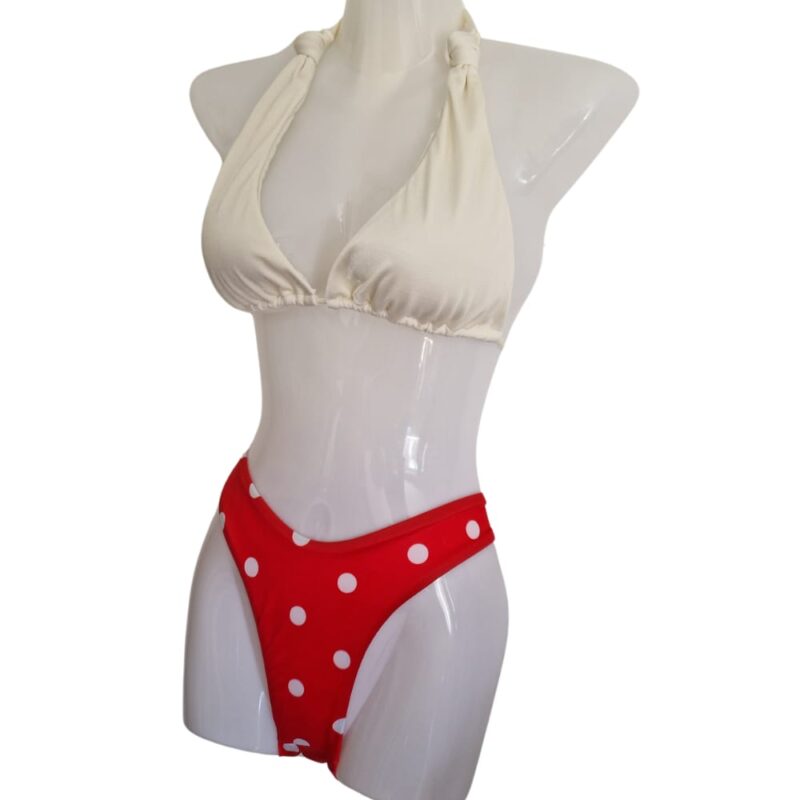 Bikini mit beige Oberteil und rotem Tanga mit weissen Punkten.