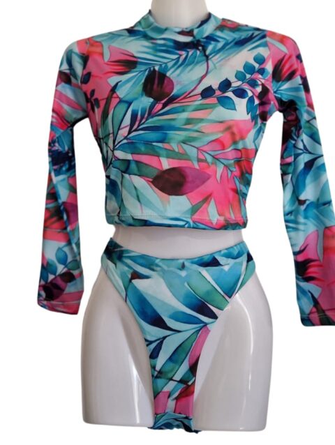 Badekleid mit langärmeligem T-Shirt, bedruckt mit Blumen, schützt vor den UV-Strahlen der Sonne.