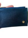 Kartenhalter aus Leder mit Platz für 3 Karten, Münzen, Schlüssel usw. Dunkelblaue Farbe.