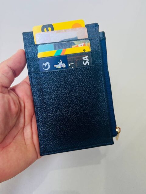 Kartenhalter aus Leder mit Platz für 3 Karten, Münzen, Schlüssel usw. Dunkelblaue Farbe.