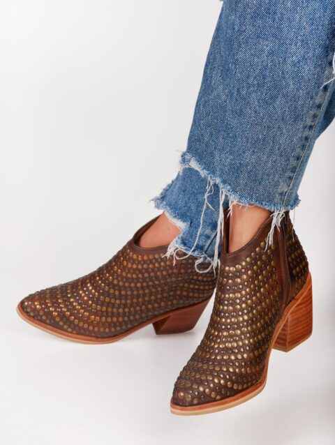 Lederstiefeletten mit handgefertigten Pins.