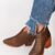 Lederstiefeletten mit handgefertigten Pins.