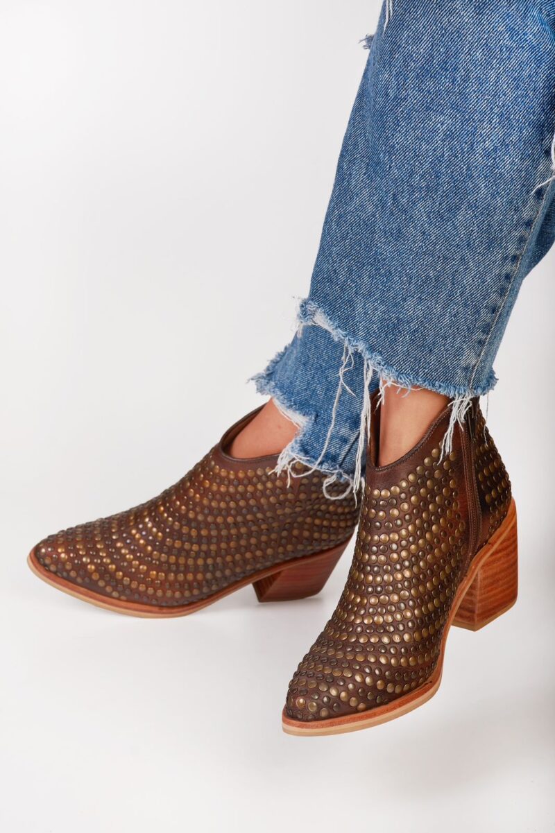 Lederstiefeletten mit handgefertigten Pins.
