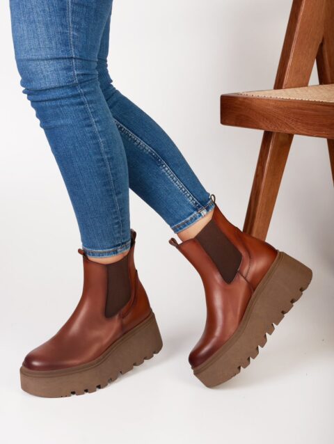 Braune Lederstiefeletten.